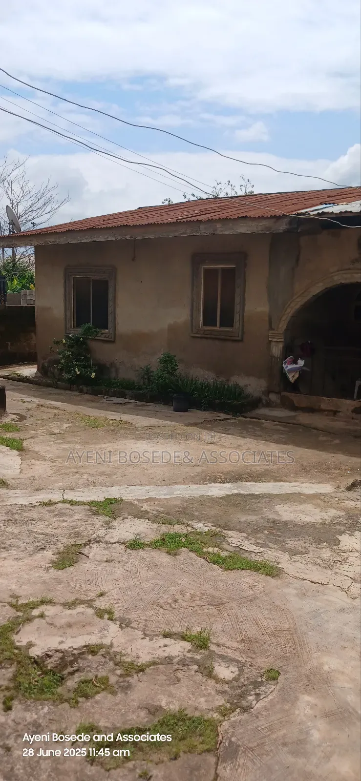 4bdrm Bungalow in Govermit Estate Mowe, Obafemi-Owode for sale