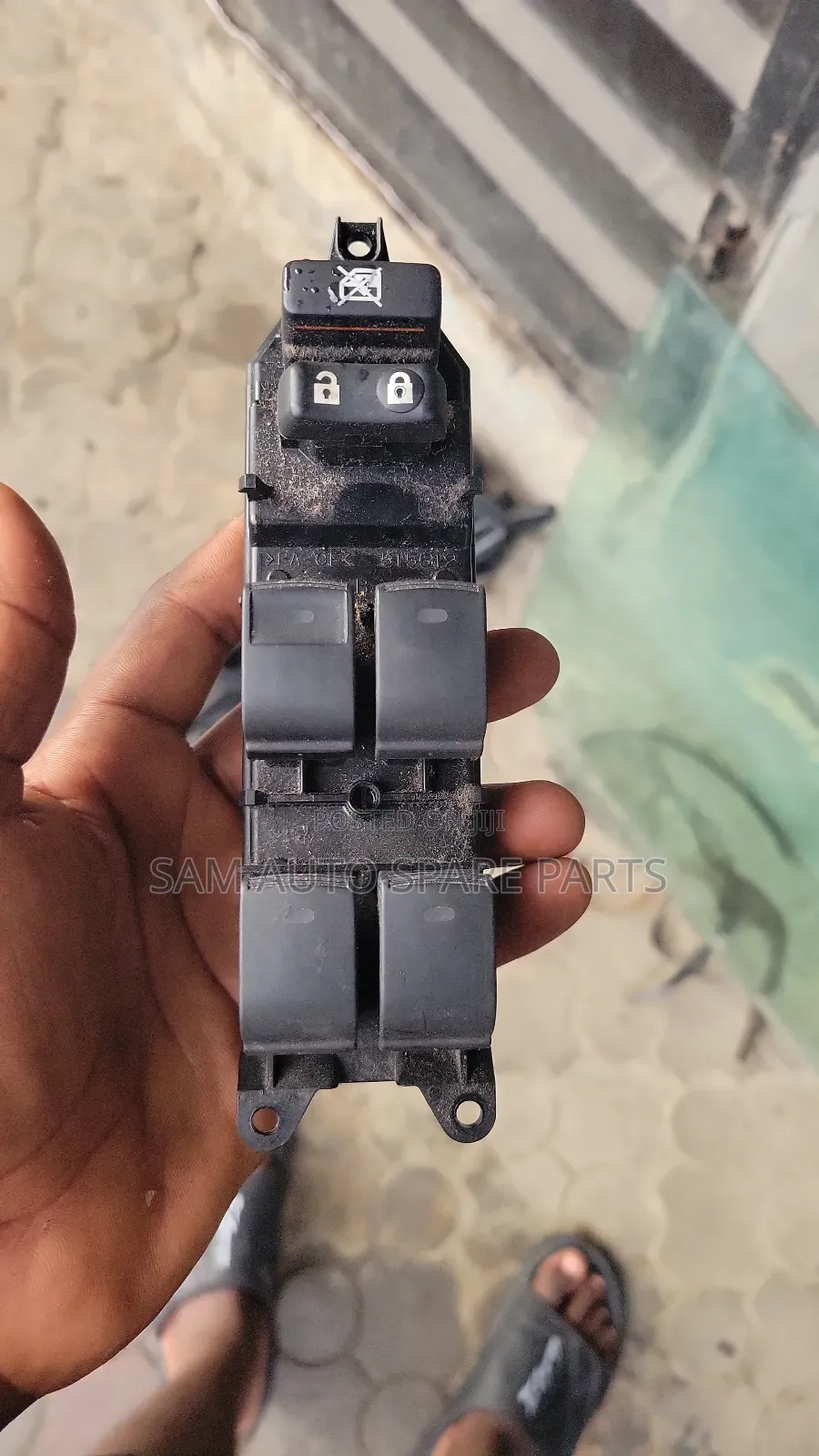 Toyota Camry 2010 Model Pressing Button Front Left Side