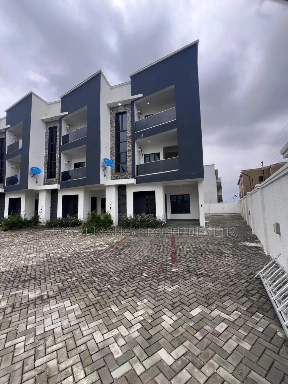 4bdrm Duplex in Life Camp for sale