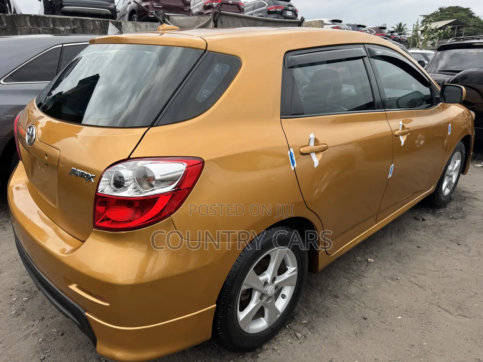 Toyota Matrix Hatchback FWD (1.8L 4cyl 5M) 2010 Gold