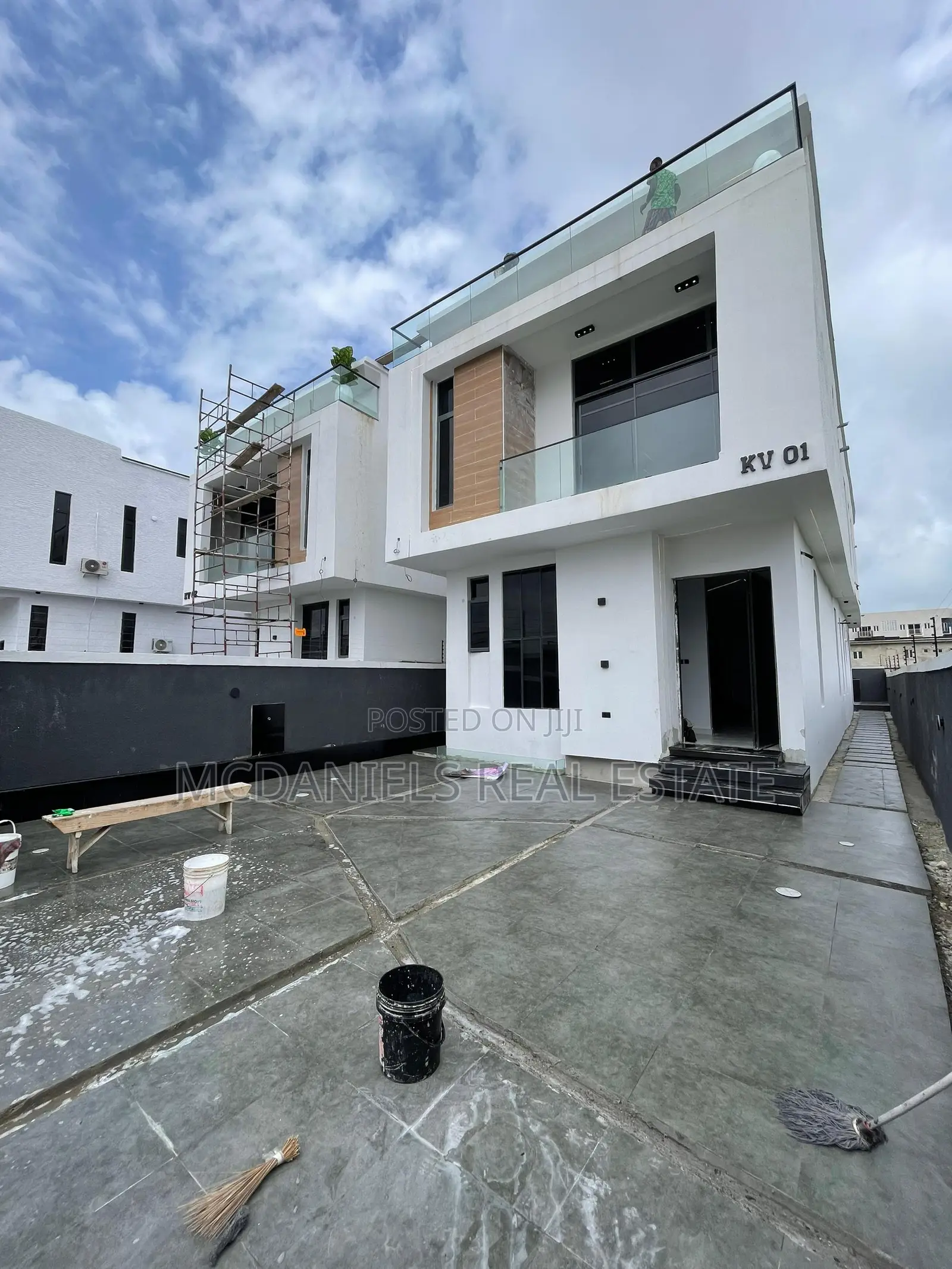 Furnished 5bdrm Duplex in Chevron for sale