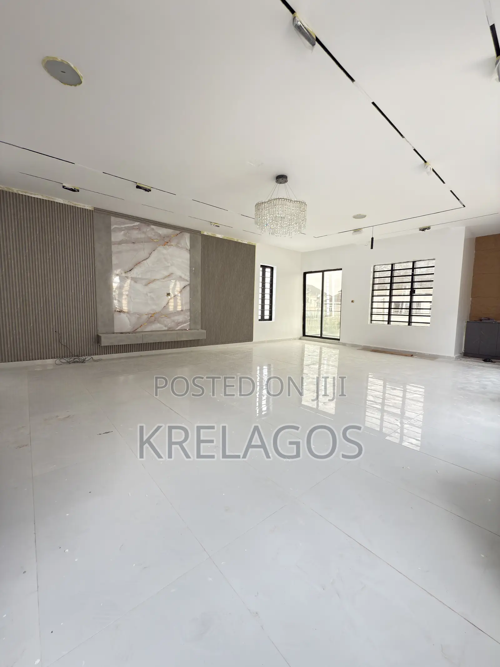 5bdrm Duplex in Chevron for sale
