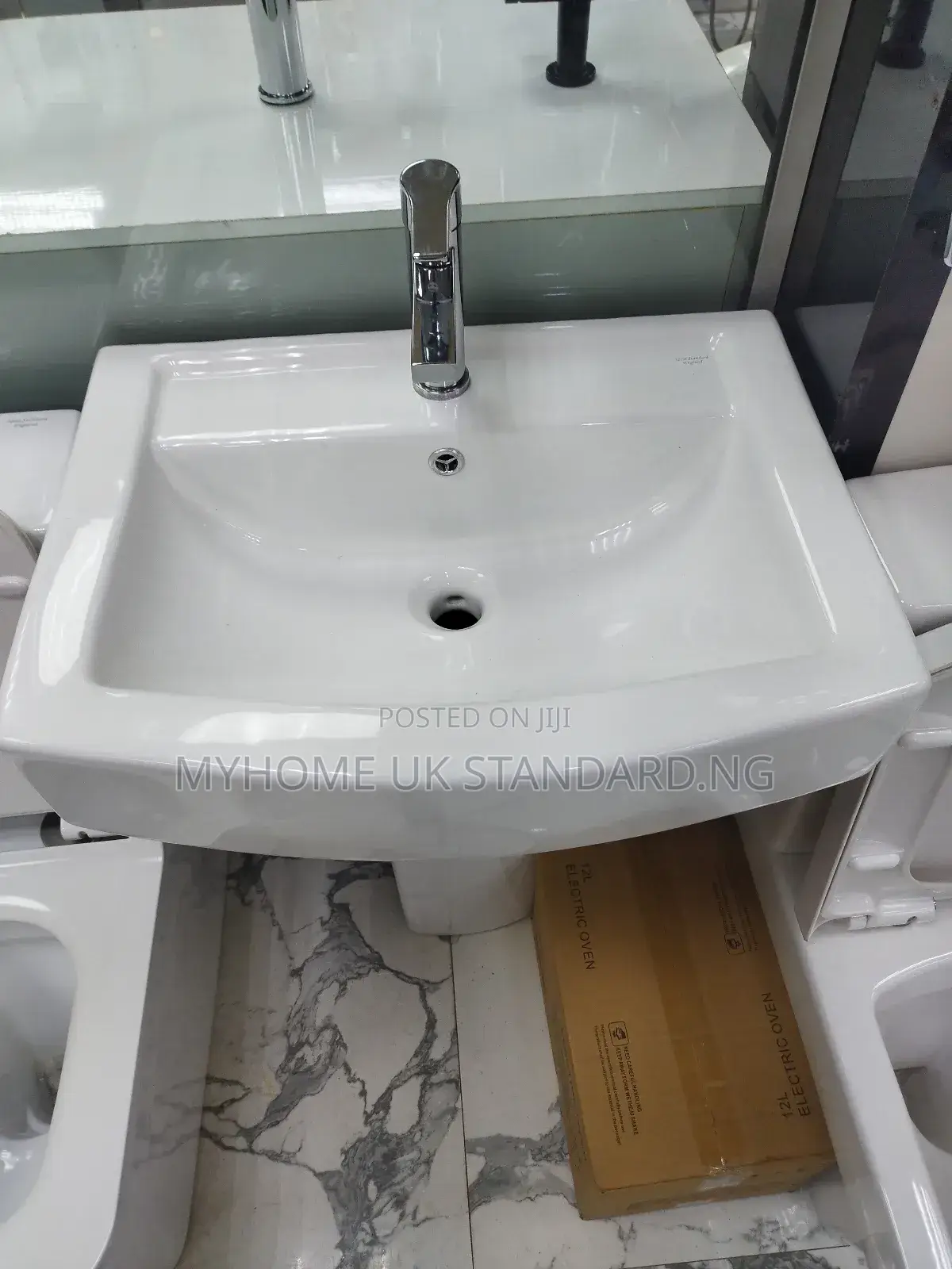 Executive England Toilet Seat With Wash Hand Basin