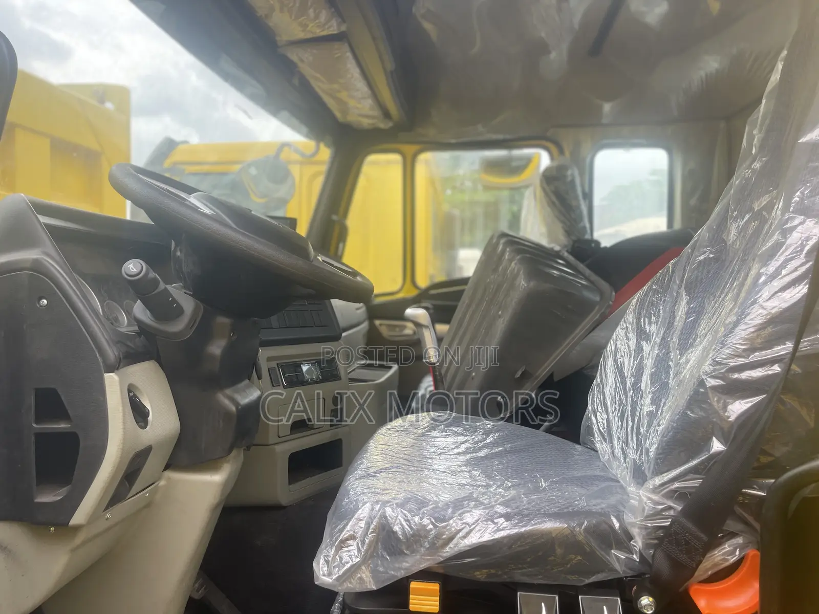 Foreign Used HOWO Tractor Head 2023 Yellow