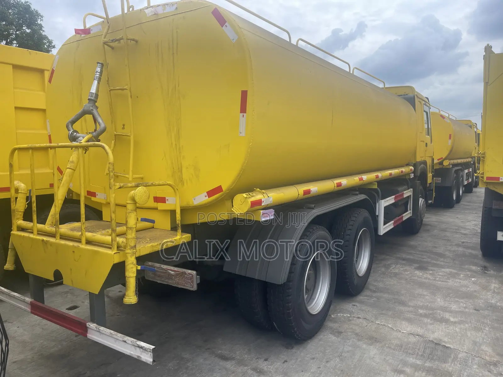 Foreign Used Howo Water Tanker 20,000 Capacity.