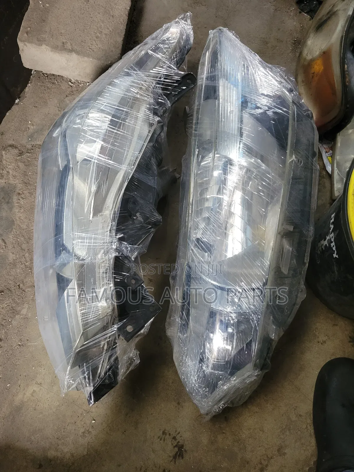 Headlight Toyota Yarisa 2013