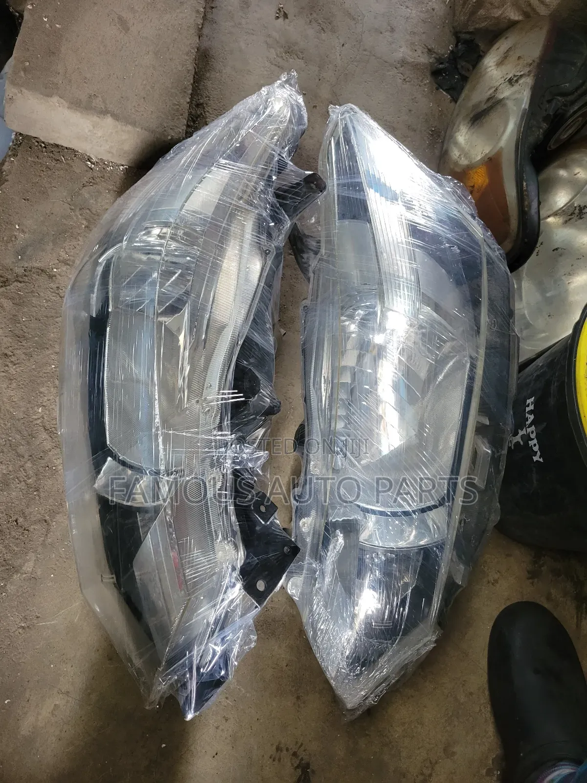 Headlight Toyota Yarisa 2013