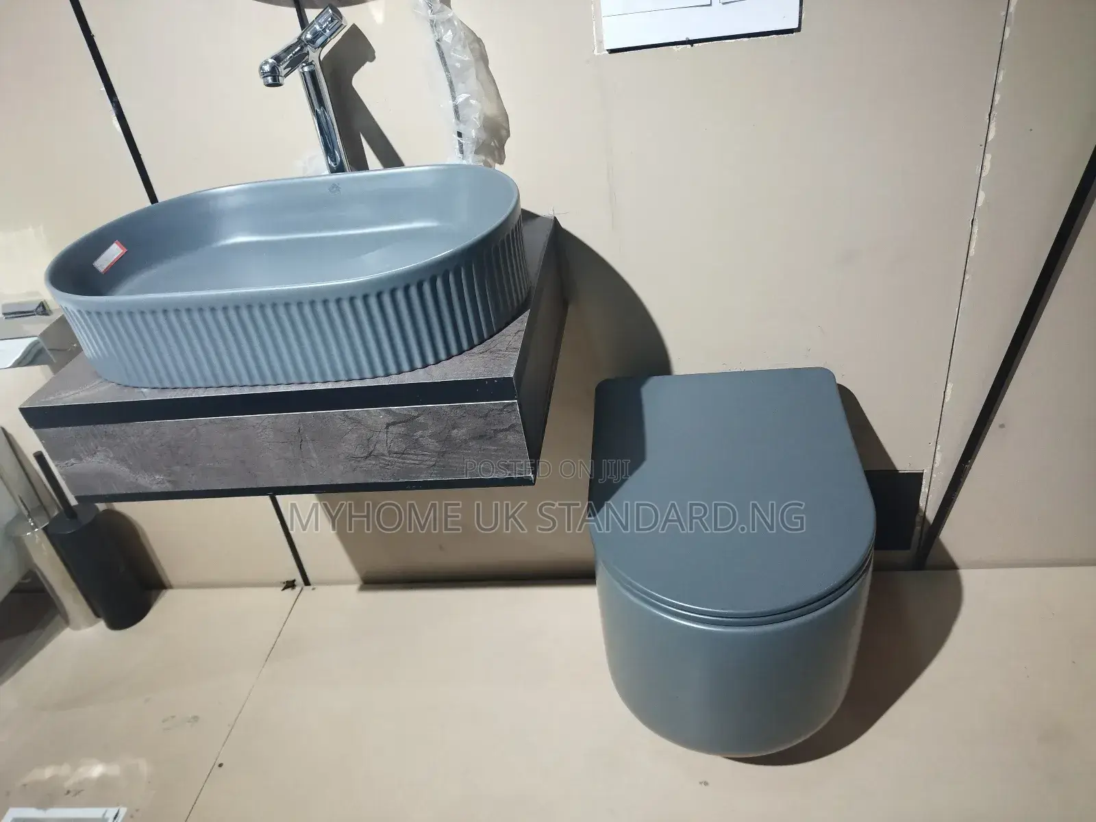 High Quality Gray Concealed Toilet Seat With Wash Hand Basin