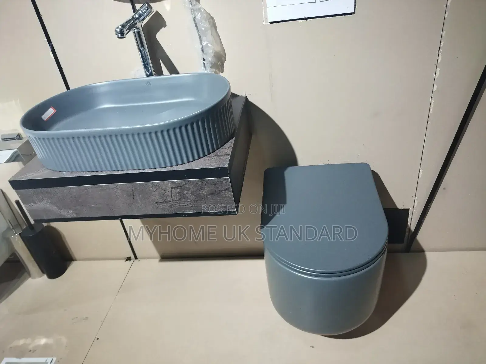High Quality Gray Concealed Toilet Seat With Wash Hand Basin