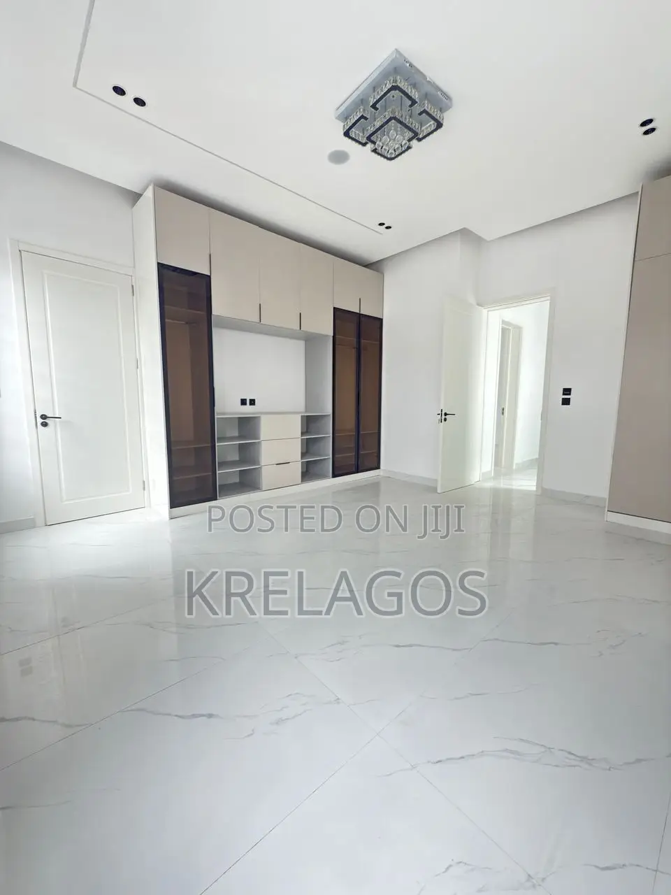 5bdrm Duplex in Chevron for sale
