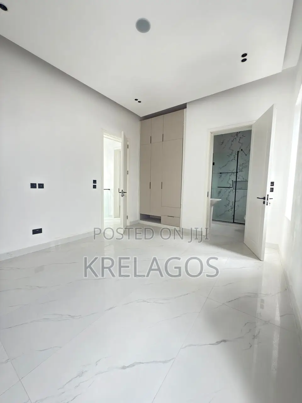 5bdrm Duplex in Chevron for sale