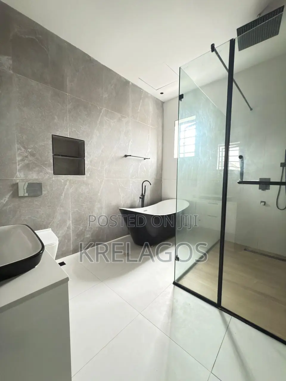 5bdrm Duplex in Chevron for sale
