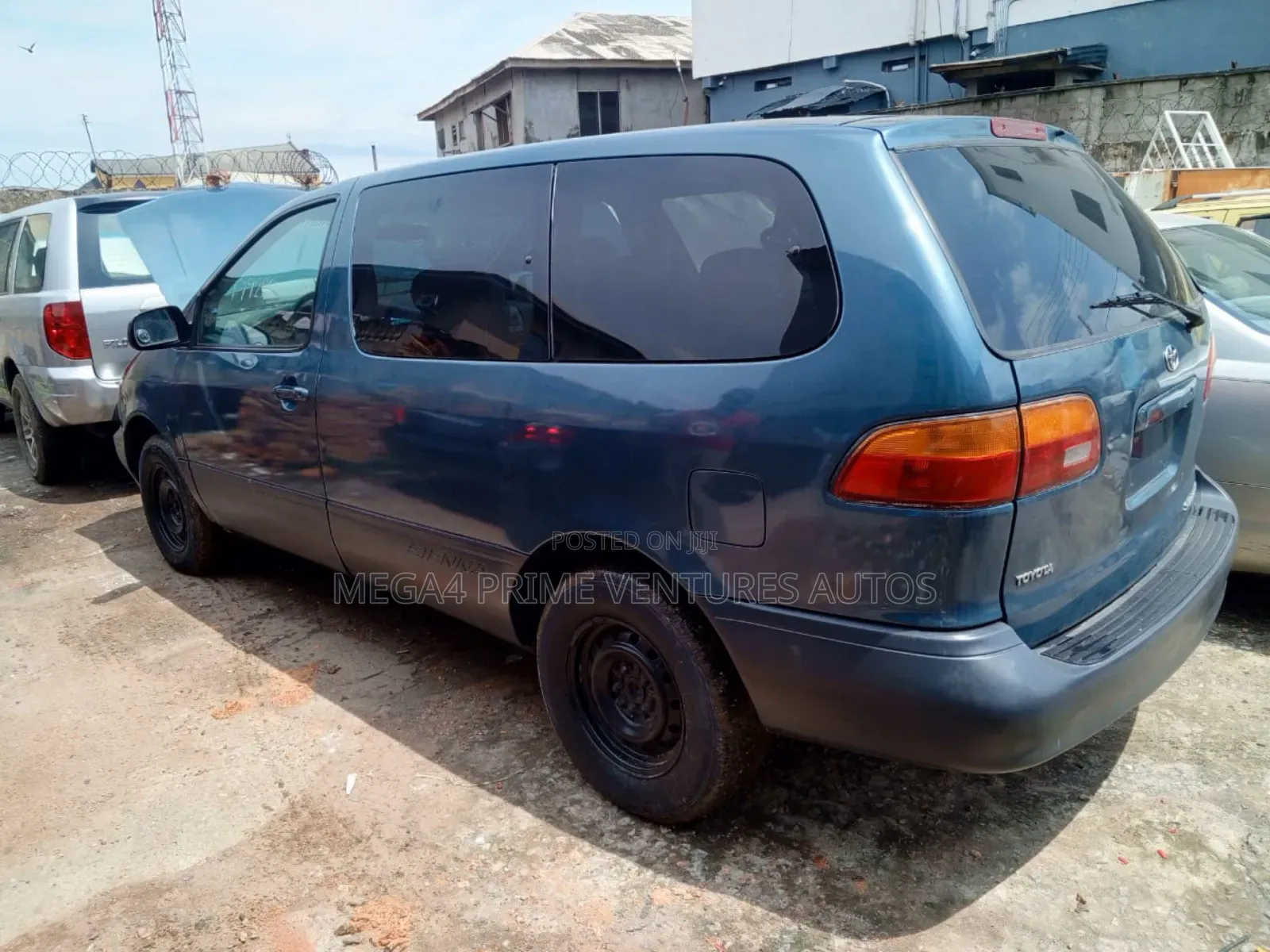 Toyota Sienna LE & 1 hatch 2000 Blue