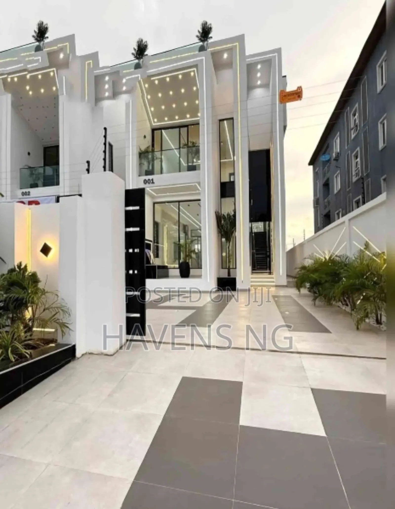 5bdrm Duplex in Chevron for sale
