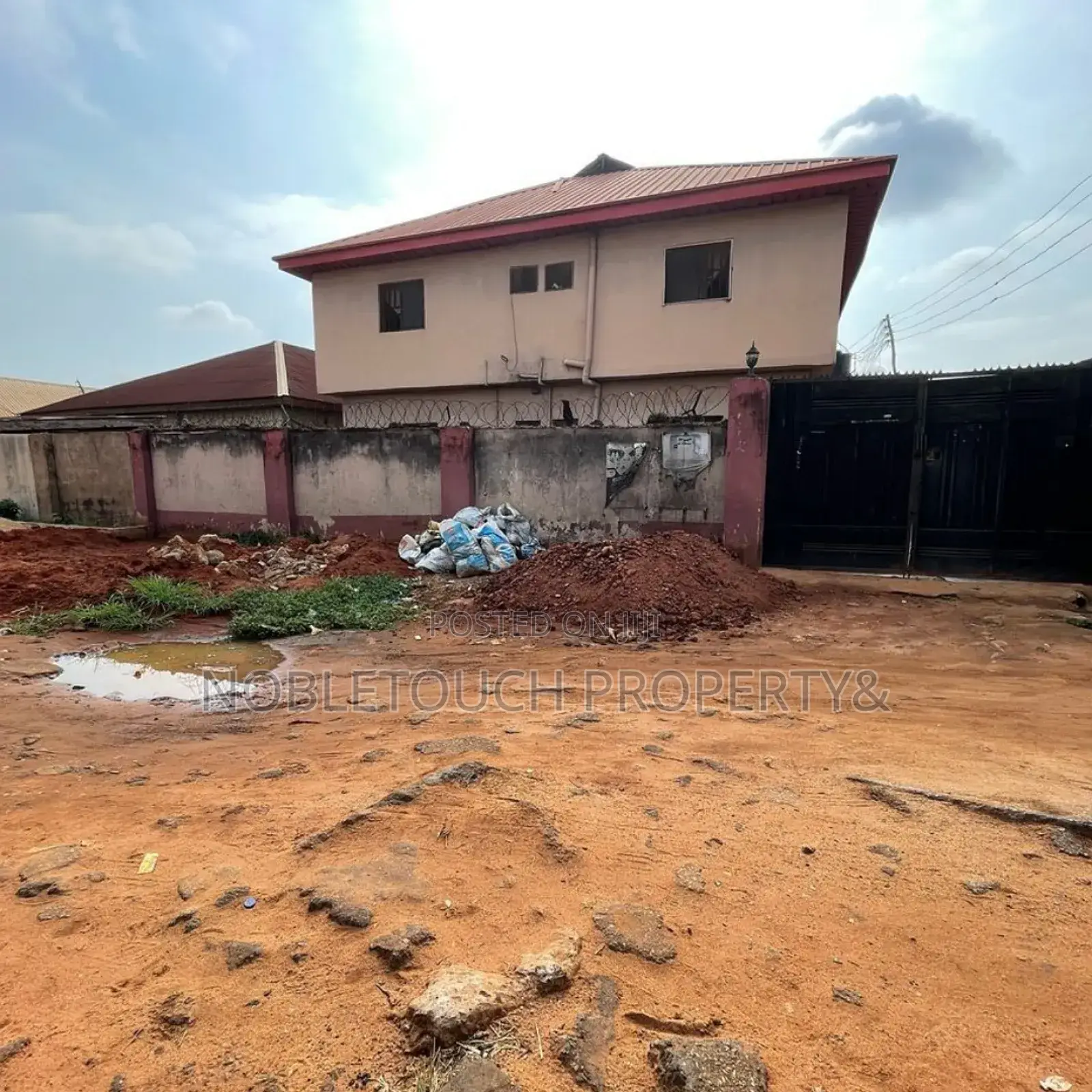 3bdrm Block of Flats in Asaba Oshimili- for sale