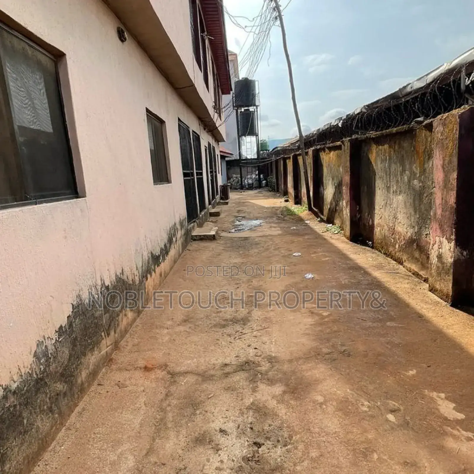 3bdrm Block of Flats in Asaba Oshimili- for sale