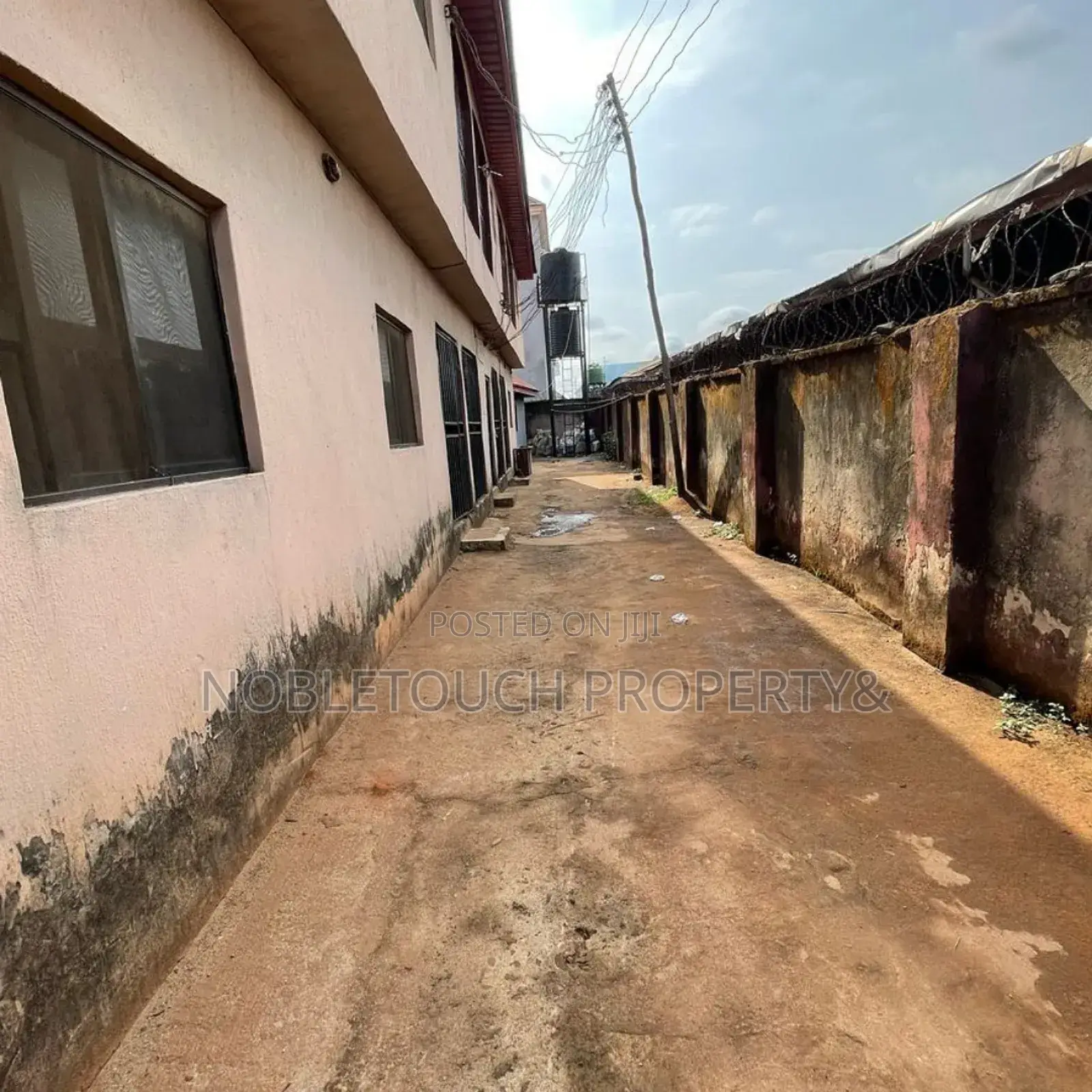 3bdrm Block of Flats in Asaba Oshimili- for sale