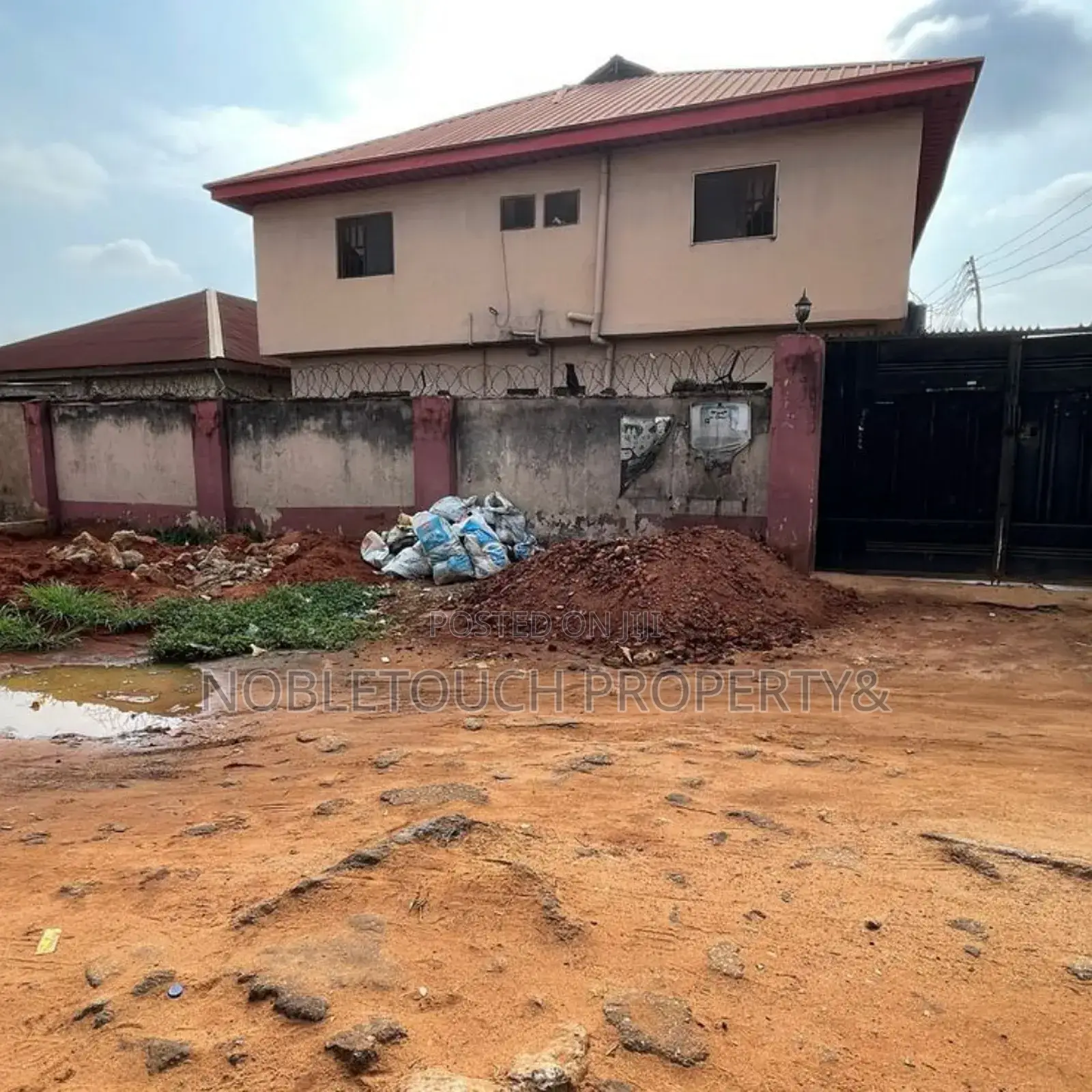 3bdrm Block of Flats in Asaba Oshimili- for sale