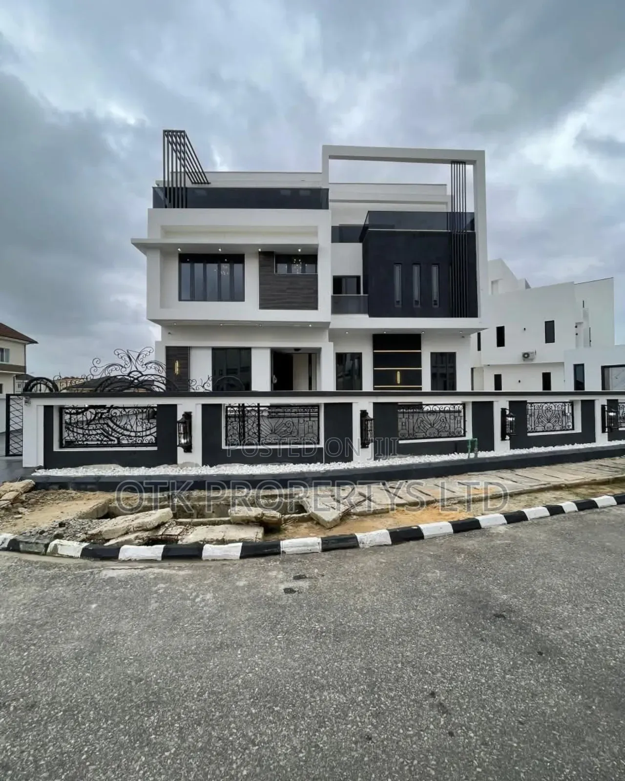5bdrm Duplex in Osapa Lekki Lagos for sale