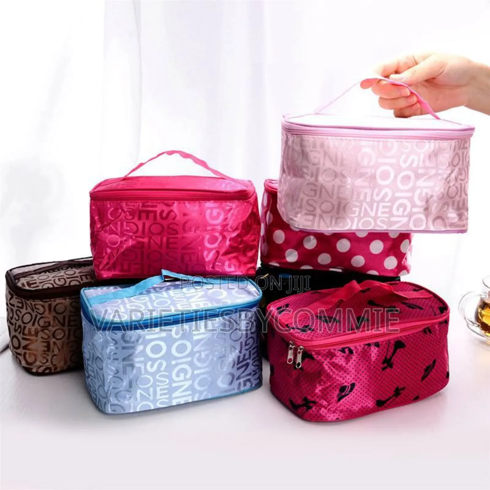 Portable Waterproof Makeup/Toiletry Storage Bag