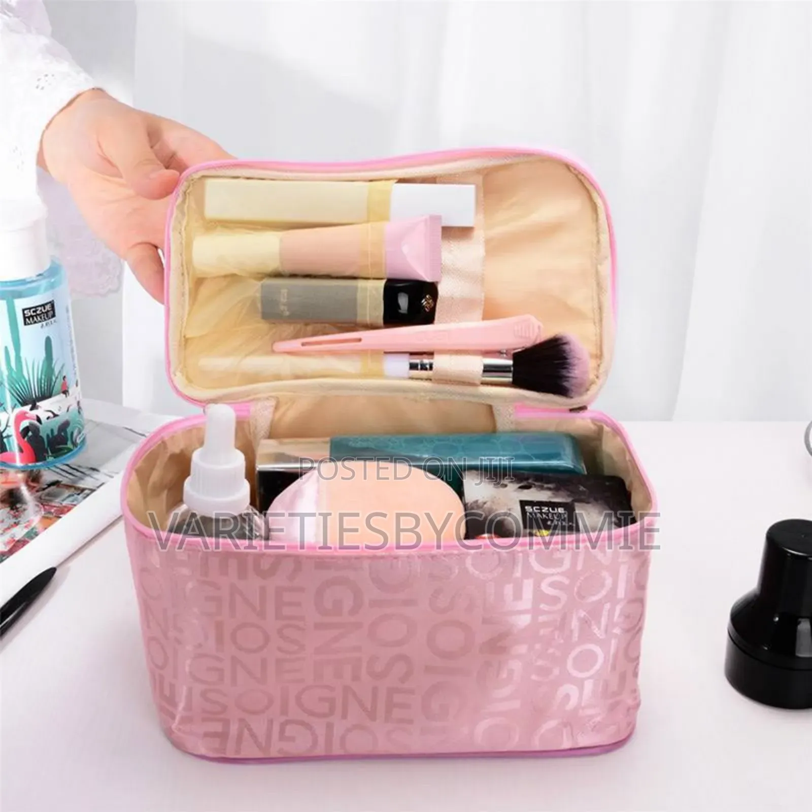 Portable Waterproof Makeup/Toiletry Storage Bag