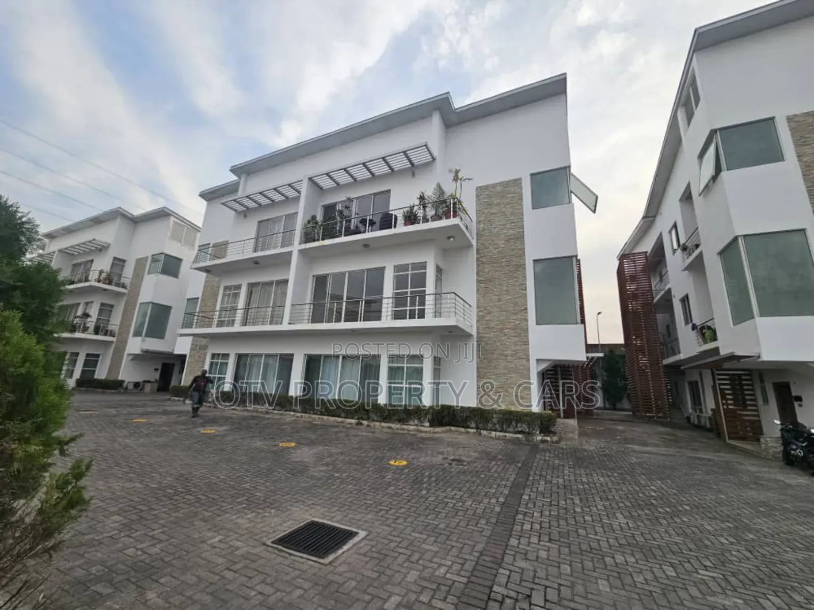 Furnished 3bdrm Apartment in Banana Island for sale