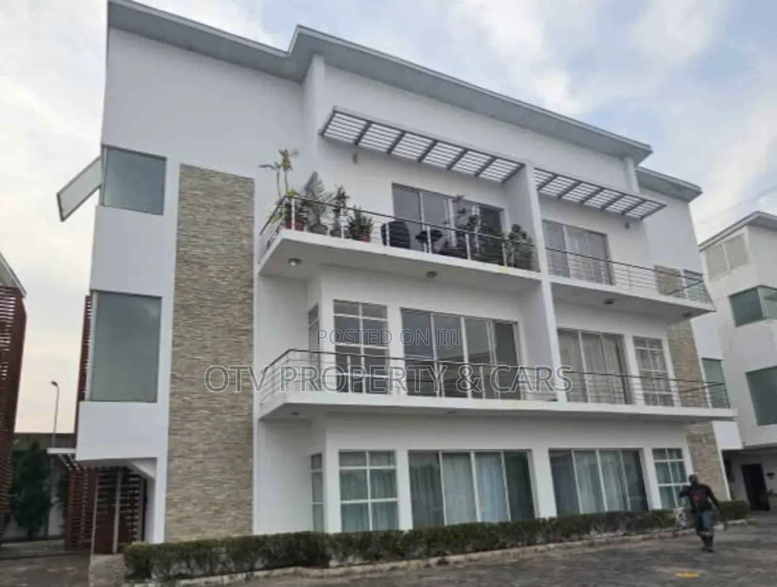 Furnished 3bdrm Apartment in Banana Island for sale