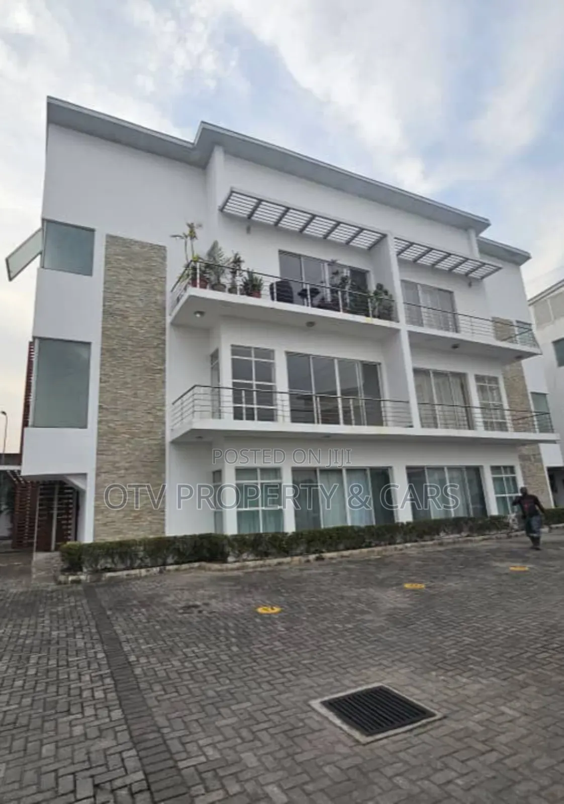 Furnished 3bdrm Apartment in Banana Island for sale