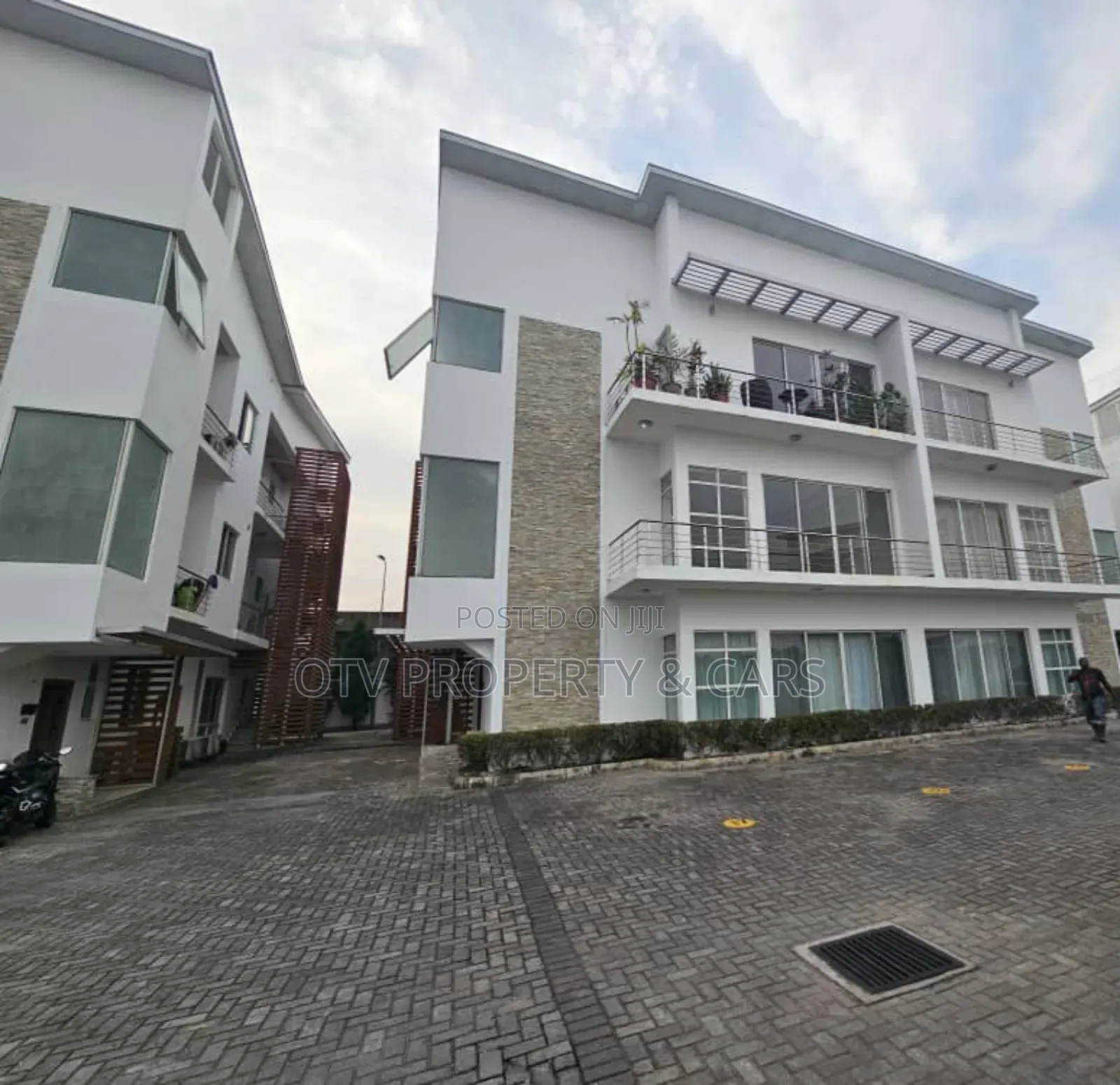 Furnished 3bdrm Apartment in Banana Island for sale
