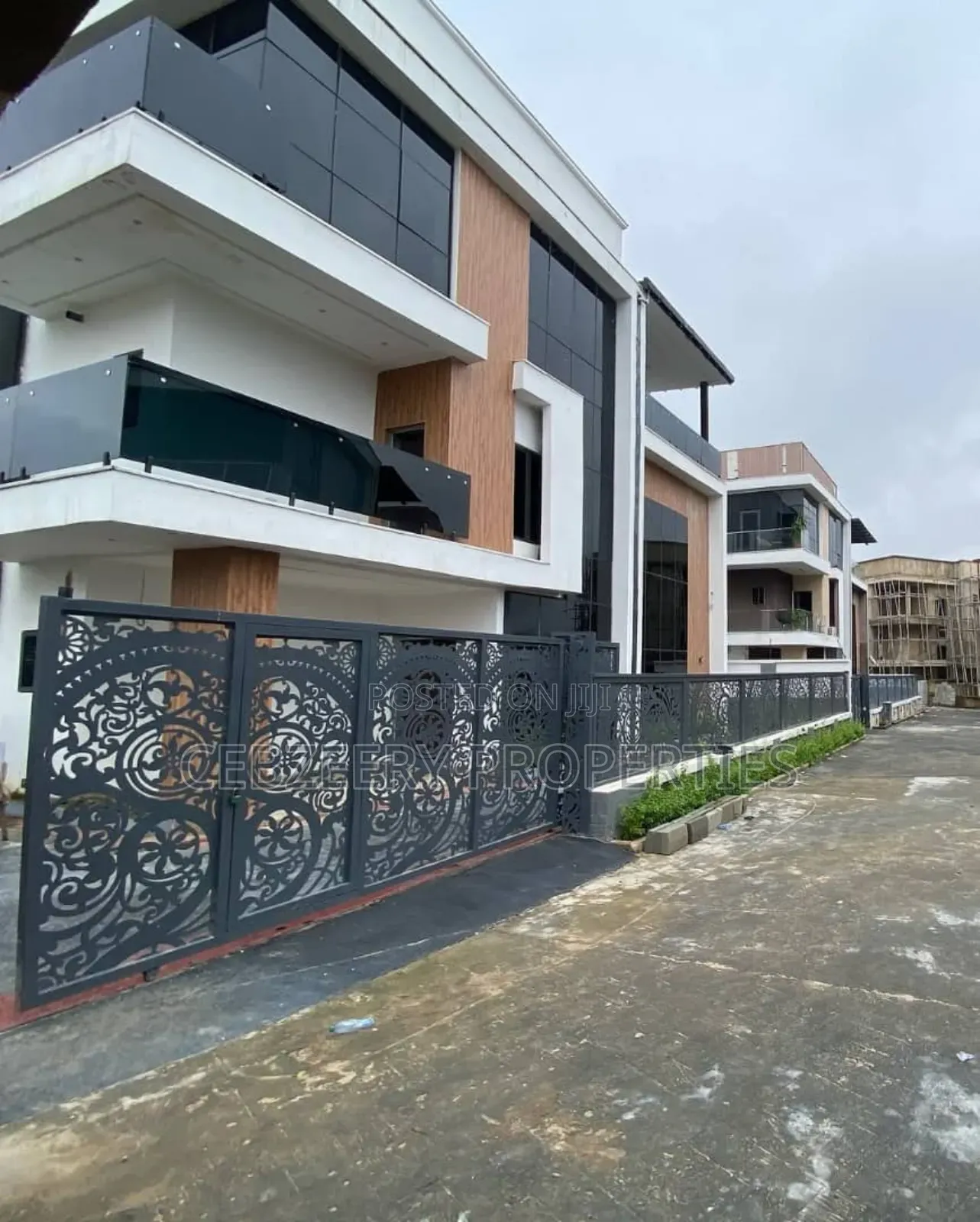 5bdrm Duplex in Guzape District for sale
