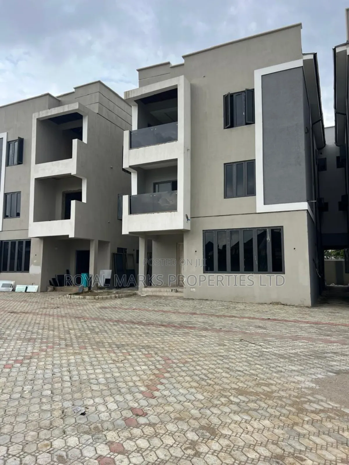 5bdrm Duplex in Kado for sale