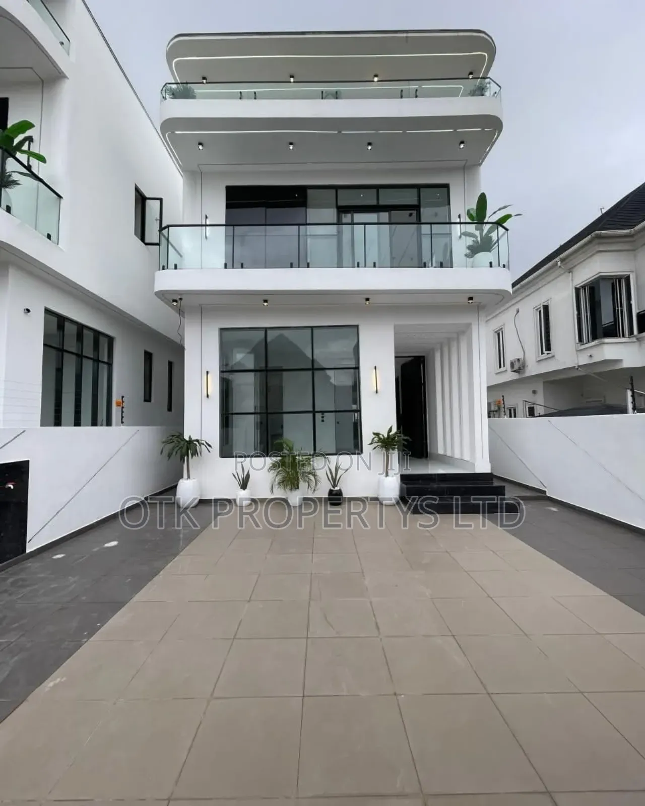 5bdrm Duplex in Chevron Toll Gate for sale