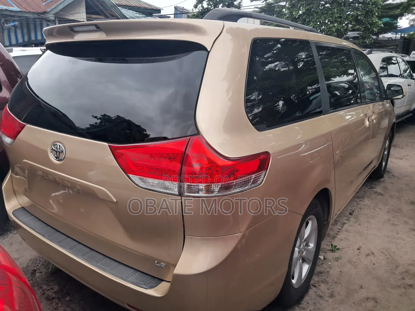 Toyota Sienna LE FWD 8-Passenger 2013 Gold