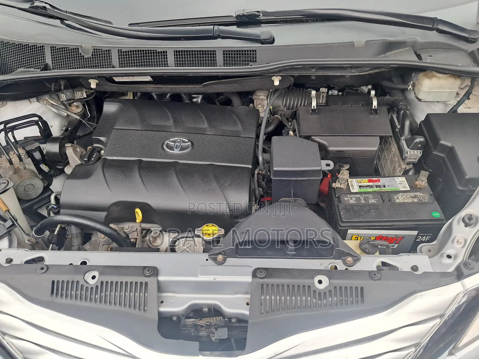 Toyota Sienna XLE AWD 7-Passenger 2013 Silver