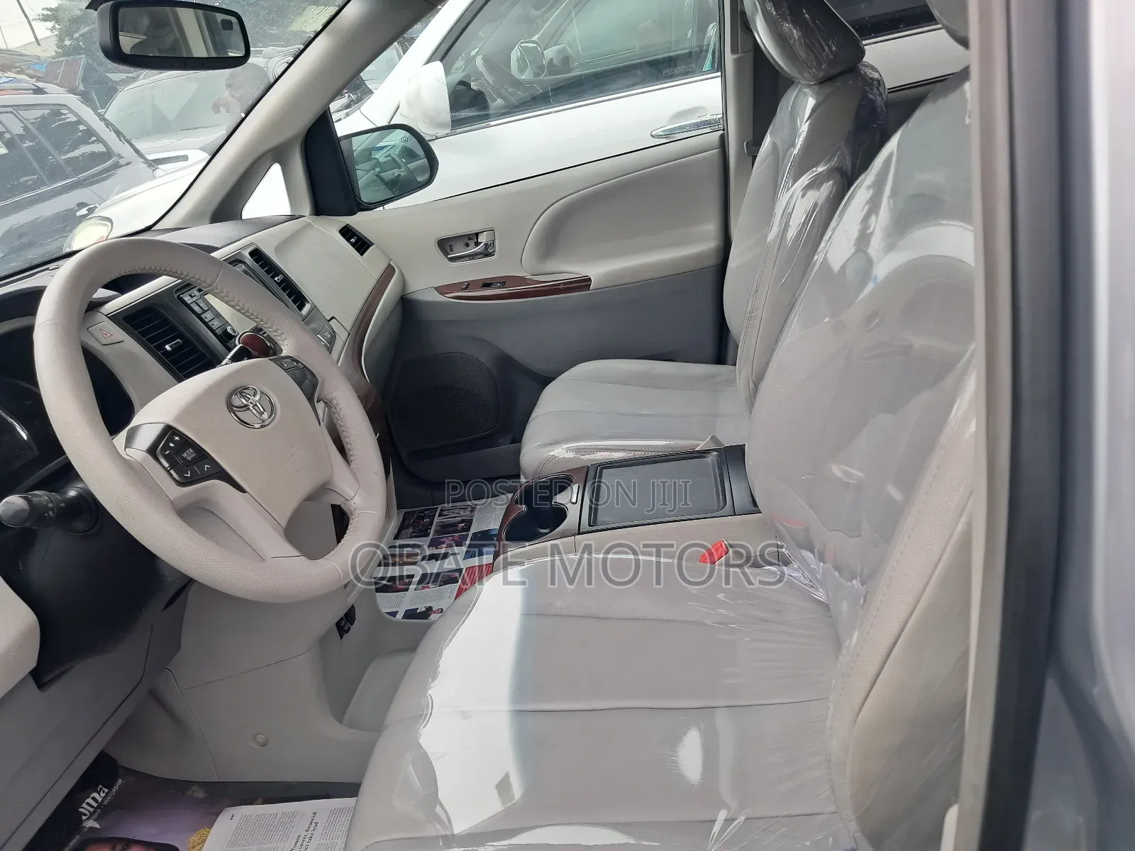 Toyota Sienna XLE AWD 7-Passenger 2013 Silver