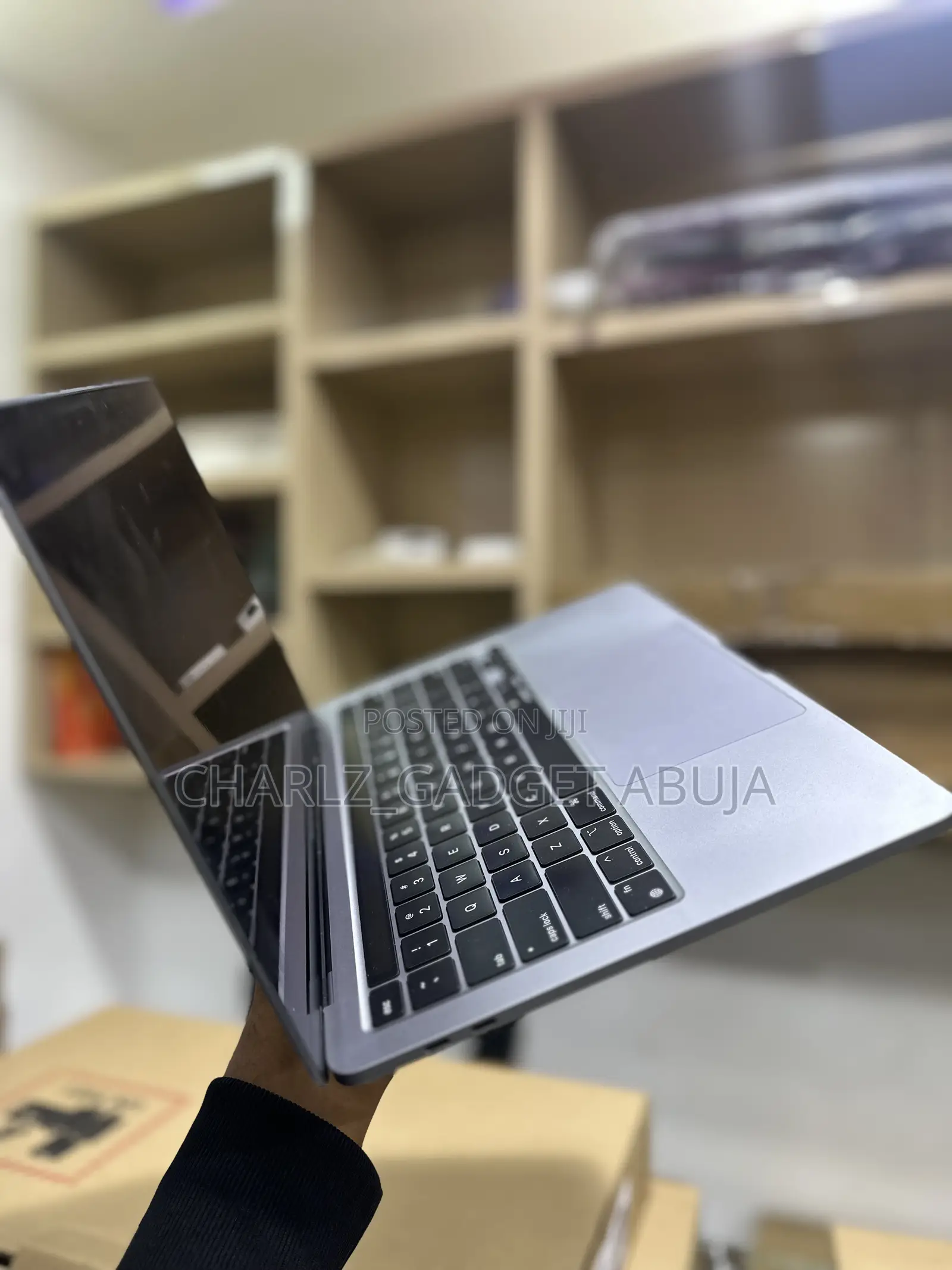 Laptop Apple MacBook Pro 2022 M2 8GB Apple M2 SSD 256GB