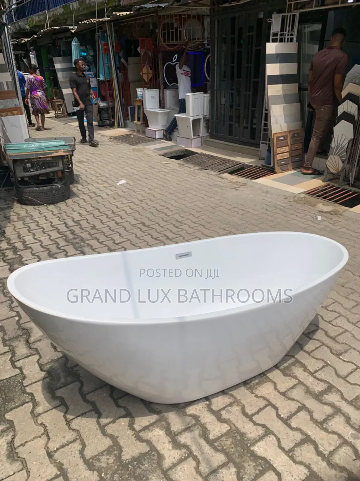 Sleek White Freestanding Oval Bathtub