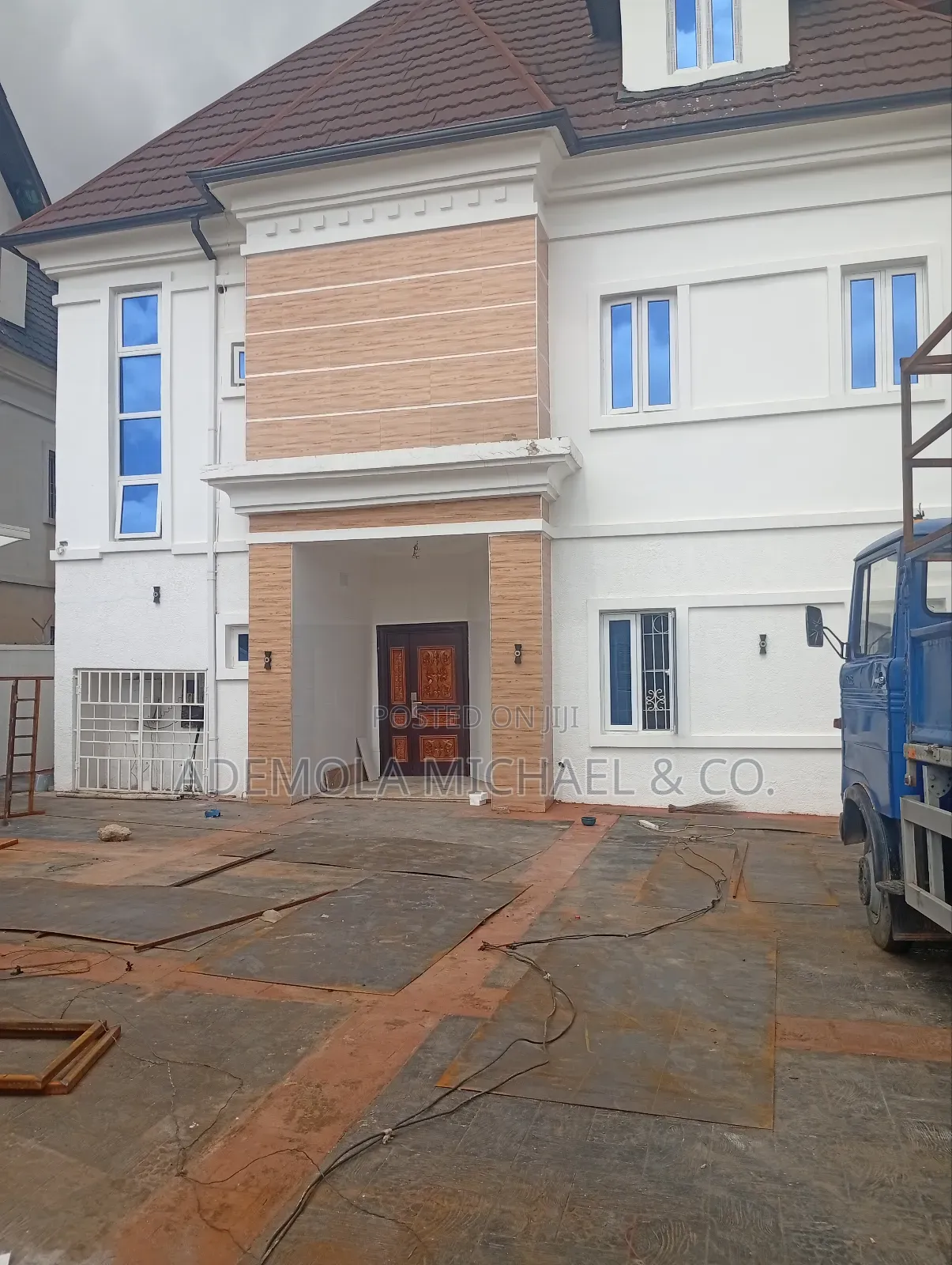 5bdrm Duplex in Idu/Karmo for sale