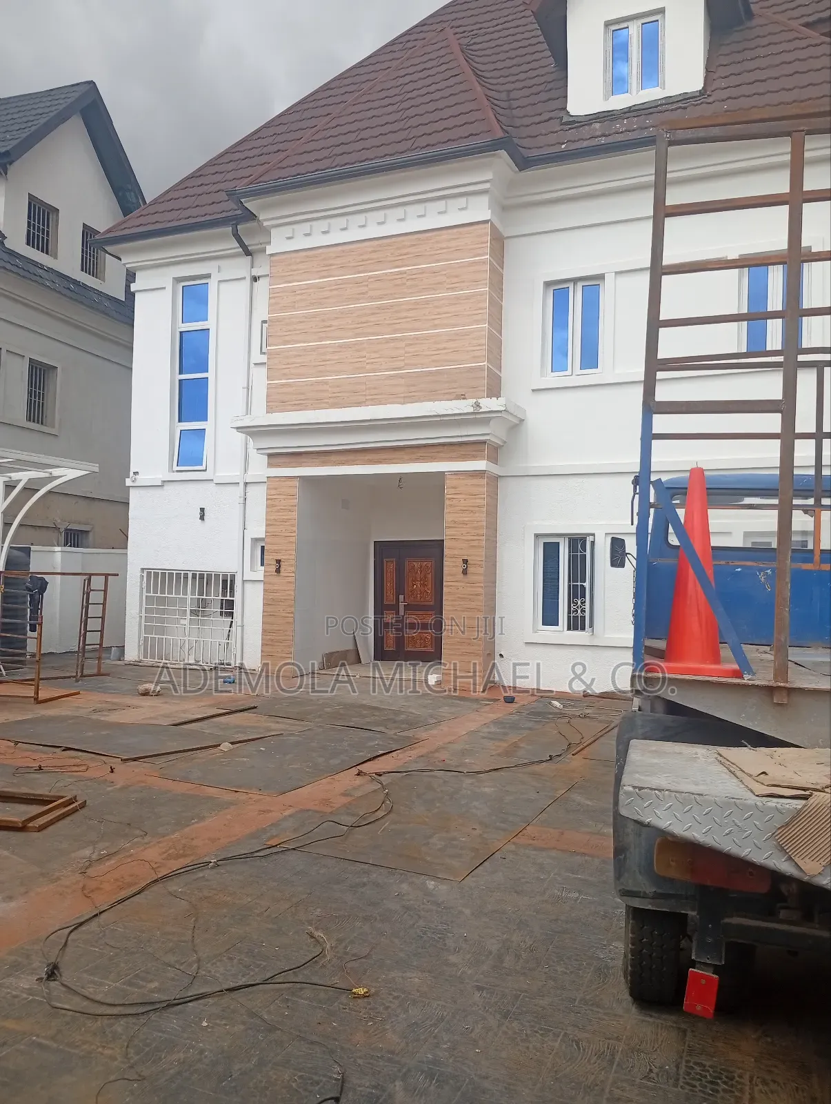 5bdrm Duplex in Idu/Karmo for sale