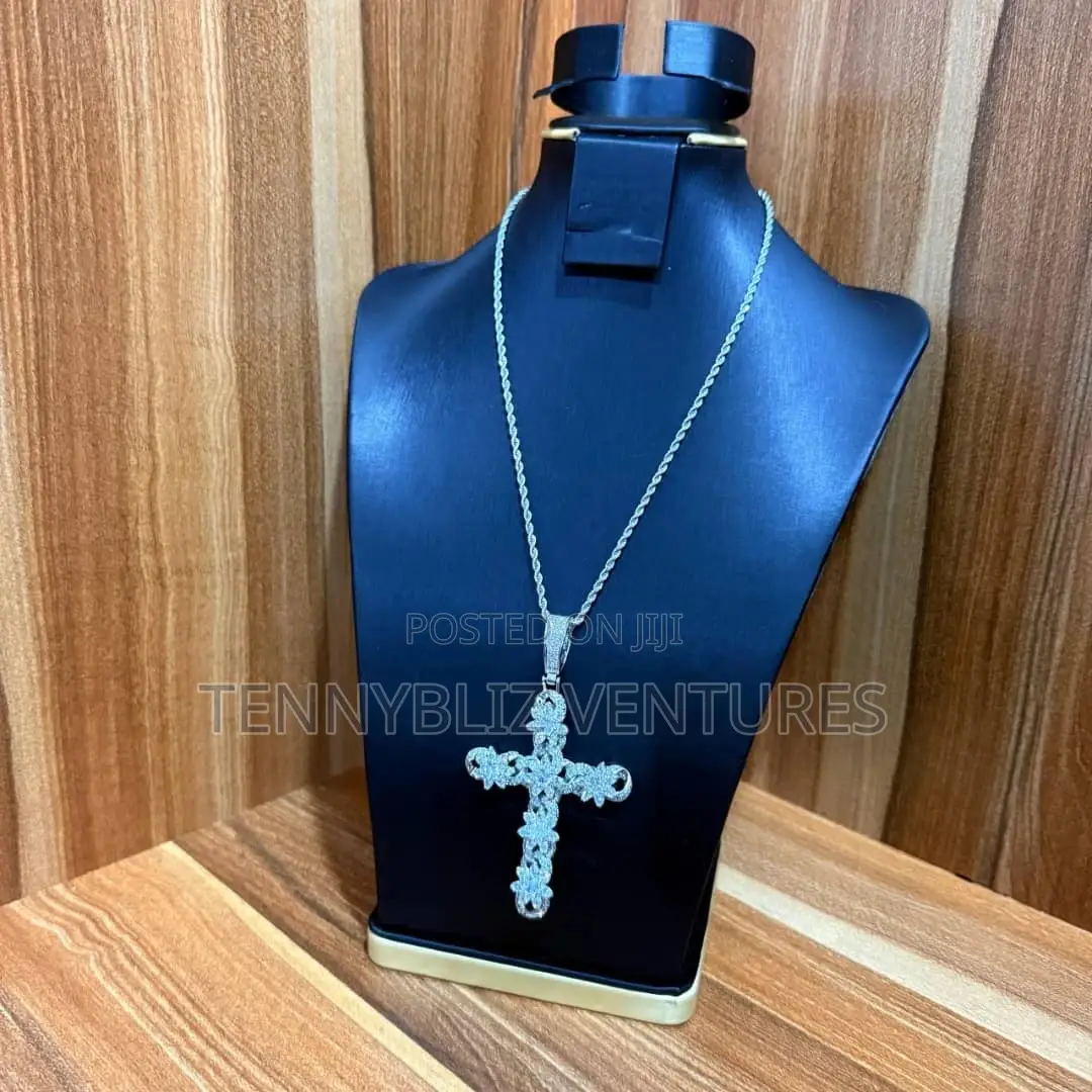 High-Quality Iced Latest Luxury Pendant Cross Blings