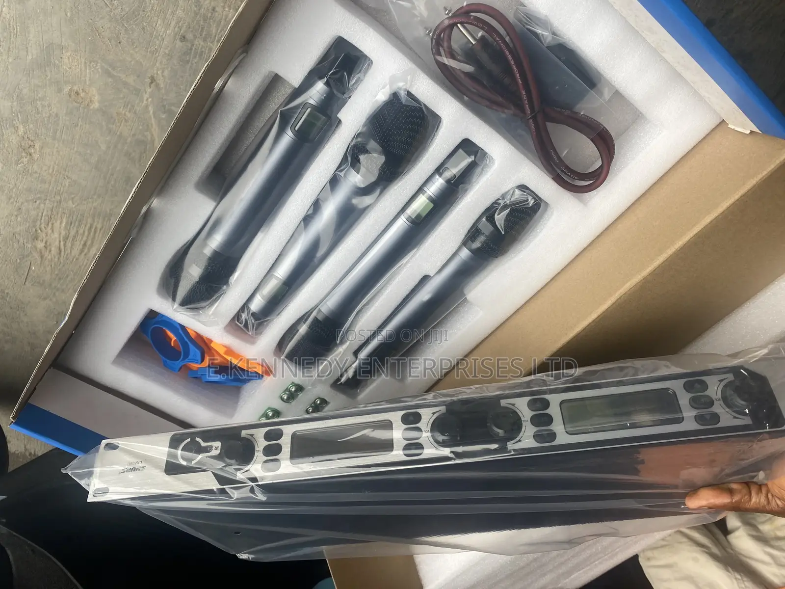 Professional Heavy Duty 4 Channels Shure Wireless Microphone