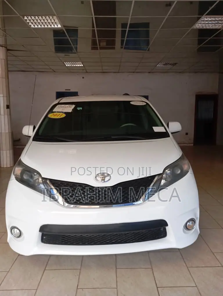 Toyota Sienna SE 8 Passenger 2011 White