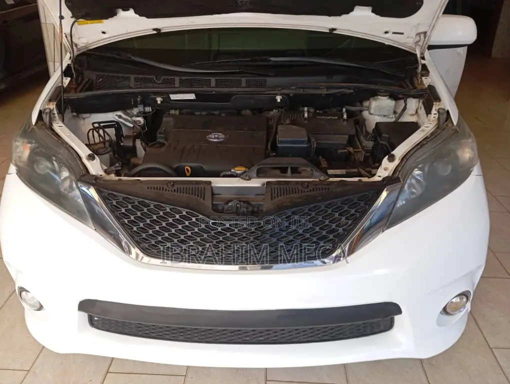 Toyota Sienna SE 8 Passenger 2011 White
