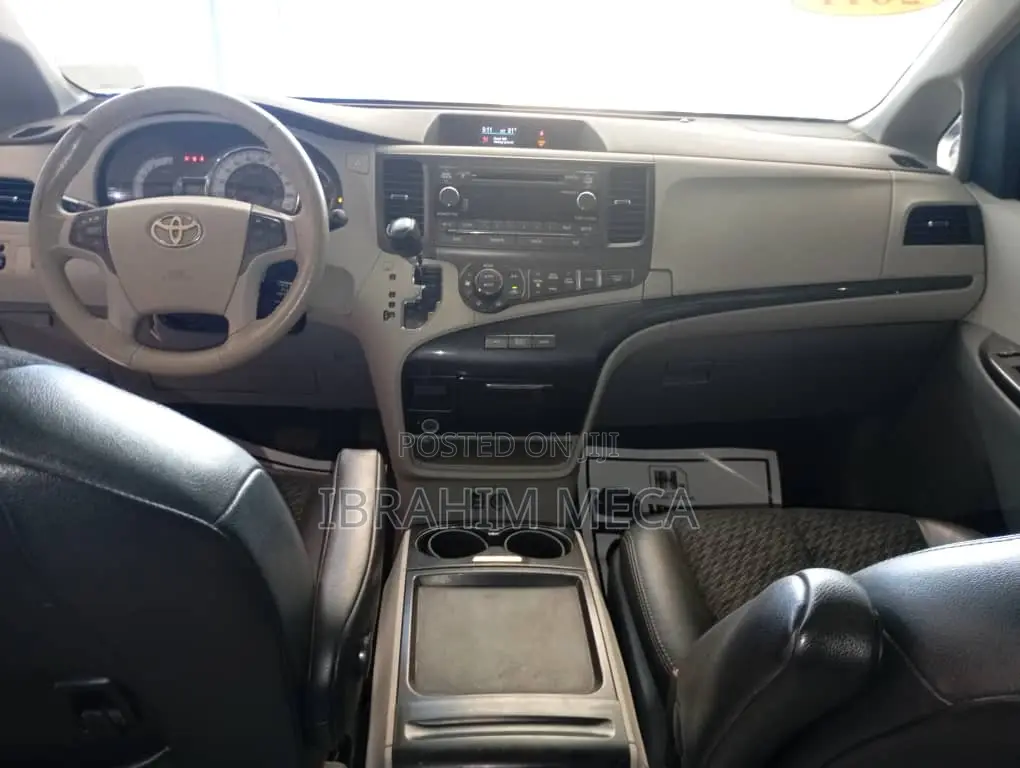 Toyota Sienna SE 8 Passenger 2011 White