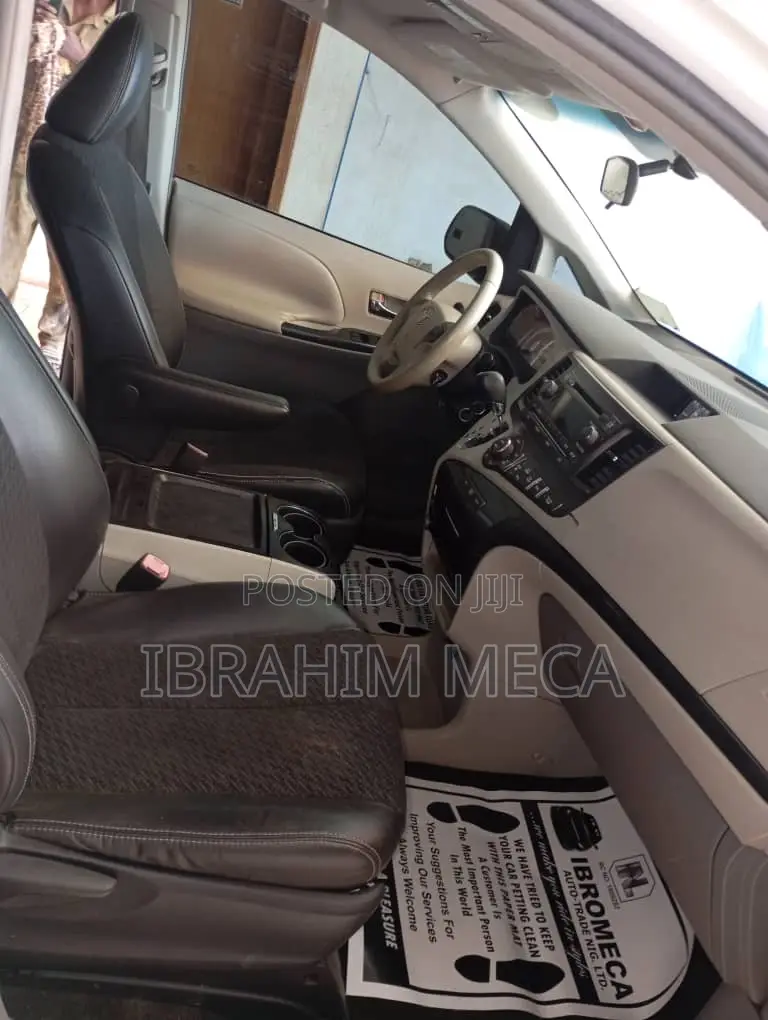 Toyota Sienna SE 8 Passenger 2011 White
