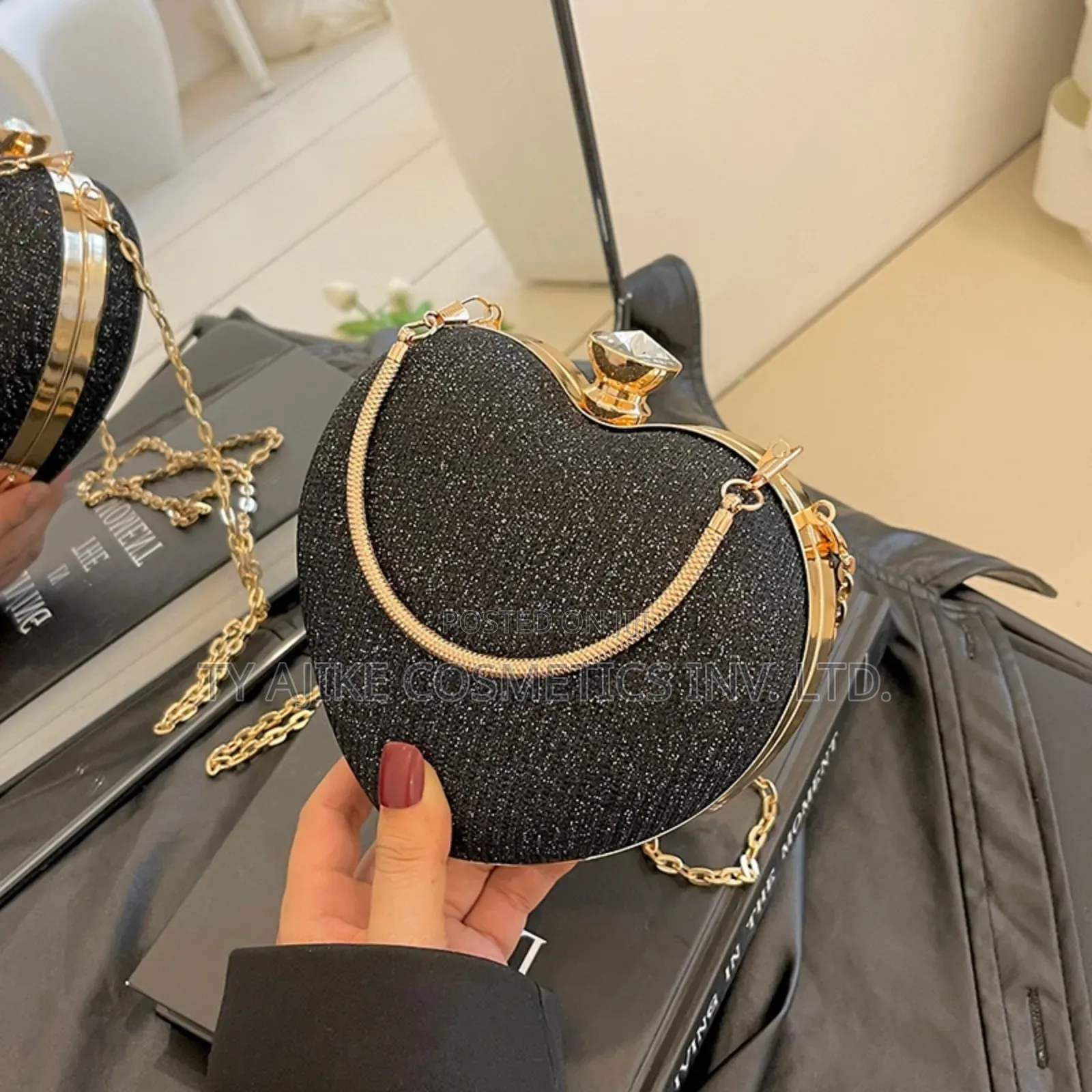 Ladies Classy, Trendy, Elegant and Stylish Purse - Black