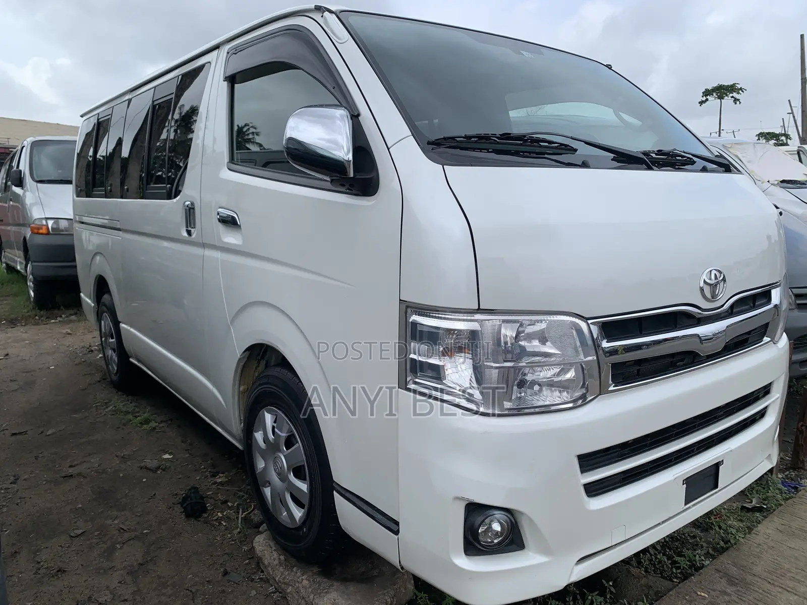 Toyota HiAce 2011 White