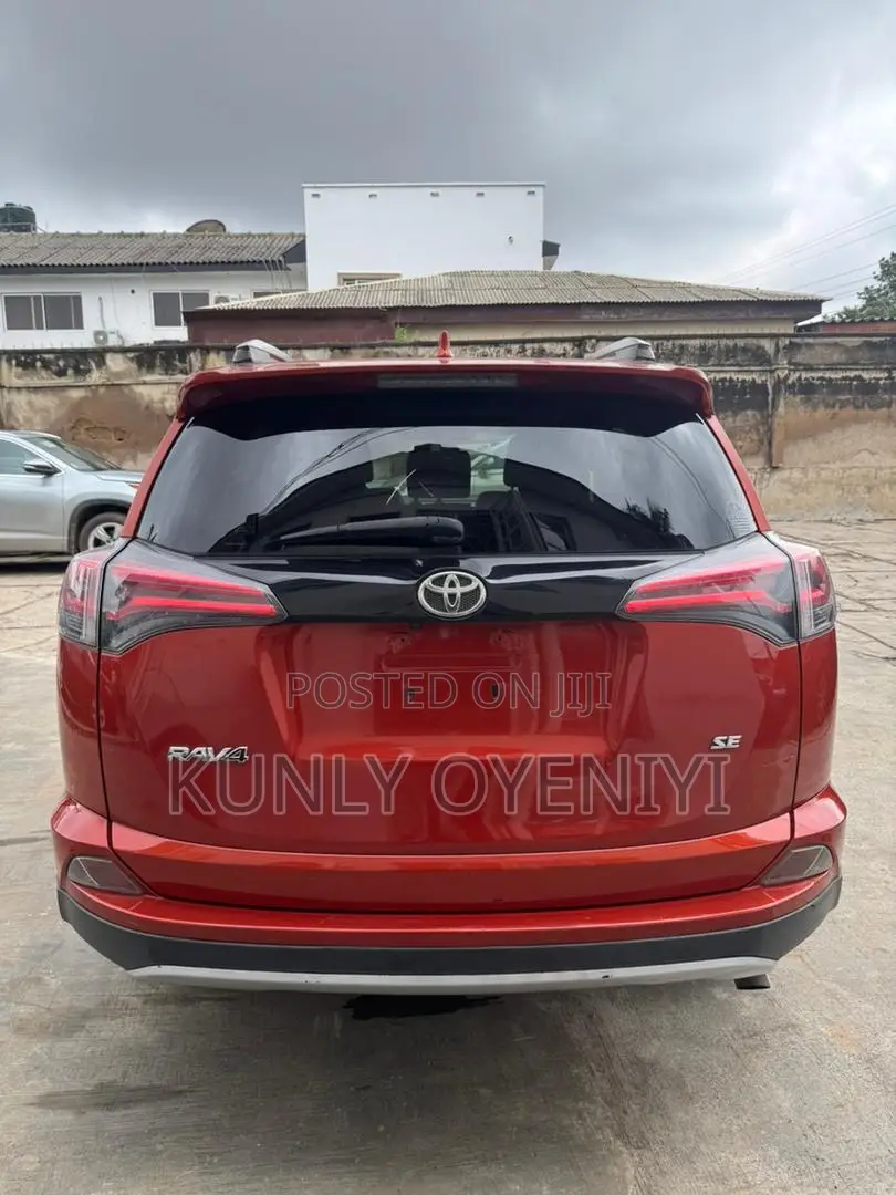Toyota RAV4 SE FWD (2.5L 4cyl 6A) 2016 Orange