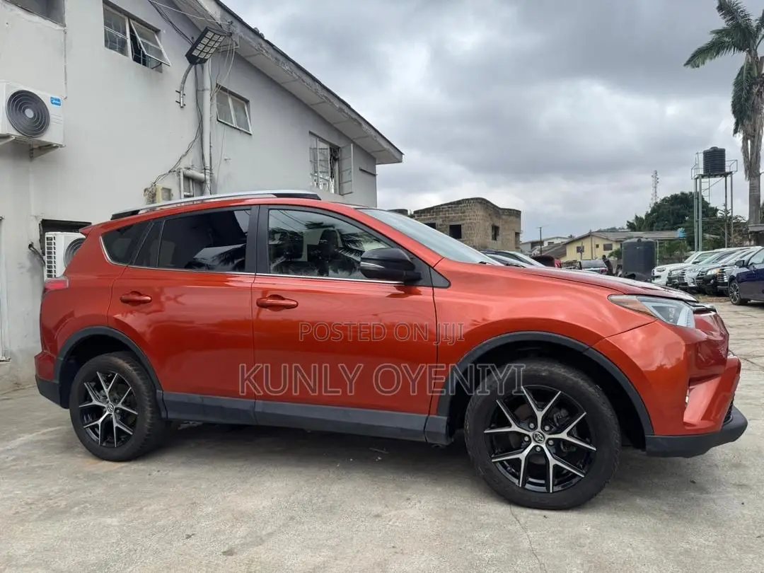 Toyota RAV4 SE FWD (2.5L 4cyl 6A) 2016 Orange