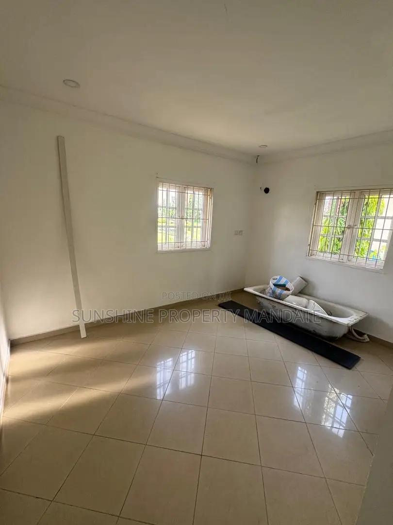 5bdrm Duplex in Brains And Hammers for sale